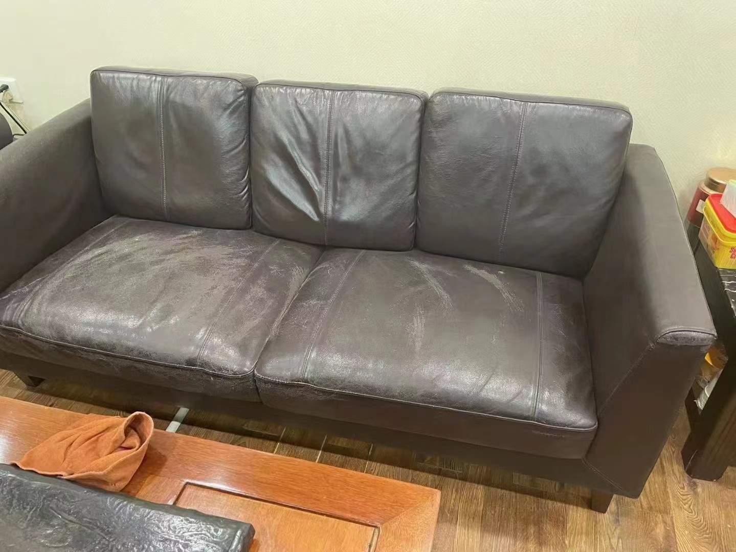沙发褪色了怎么翻新?要注意什么?